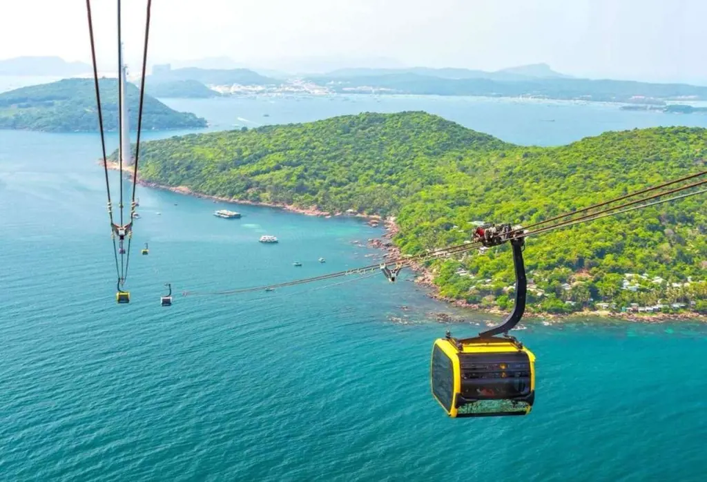 Cabin cáp treo Hòn Thơm màu vàng di chuyển trên đường dây cáp vượt qua mặt biển xanh ngọc bích và các hòn đảo tại Phú Quốc.
